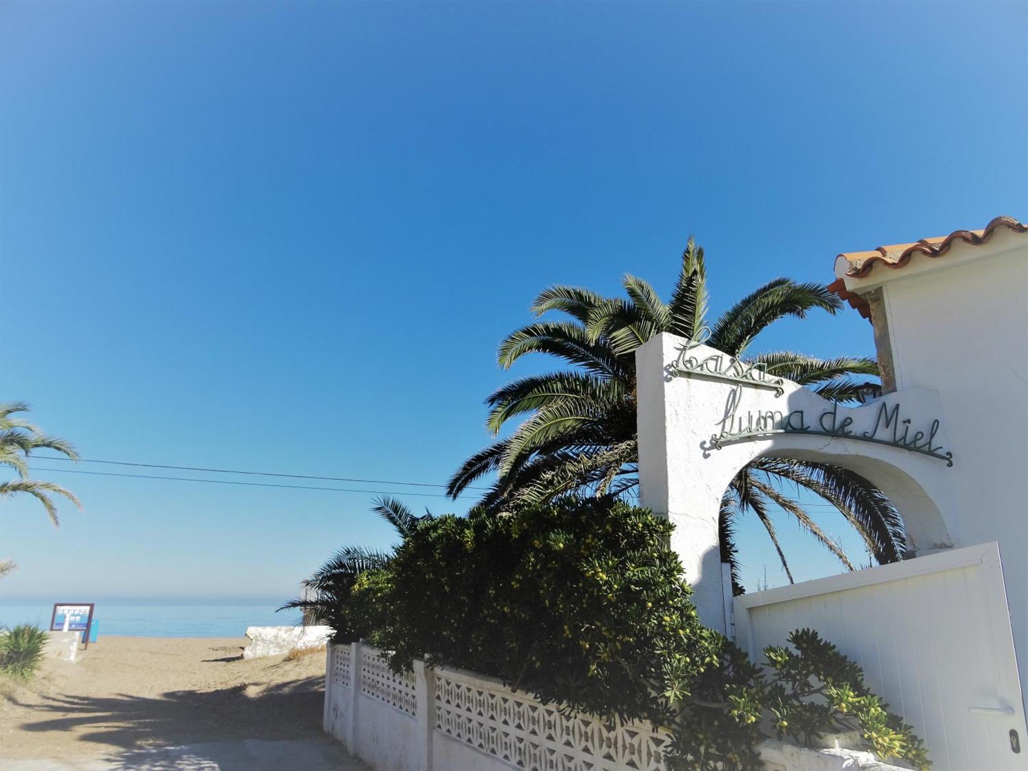 דניה Villa At Seafront With Private Garden-655 מראה חיצוני תמונה
